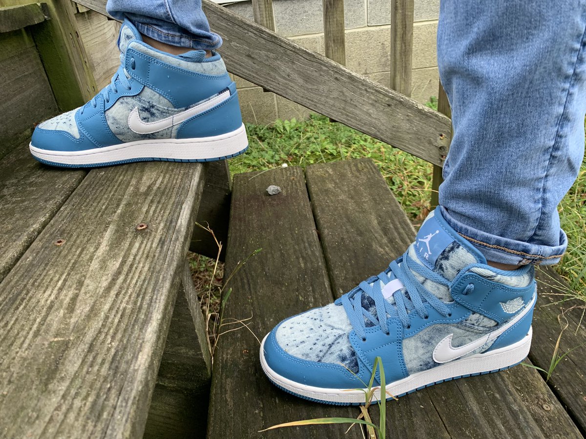 justashlei's tweet photo. #kotd Feeling a little blue today, Dutch blue to be exact. Nice little fit for work with the AJ1 Mid Dutch Blue #yoursneakersaredope #sneakerheads #nike #airjordan1 #sneakers #dutchblue #jumpman https://t.co/tgvwSuq9KK