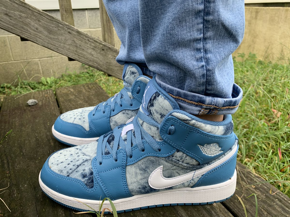 justashlei's tweet photo. #kotd Feeling a little blue today, Dutch blue to be exact. Nice little fit for work with the AJ1 Mid Dutch Blue #yoursneakersaredope #sneakerheads #nike #airjordan1 #sneakers #dutchblue #jumpman https://t.co/tgvwSuq9KK