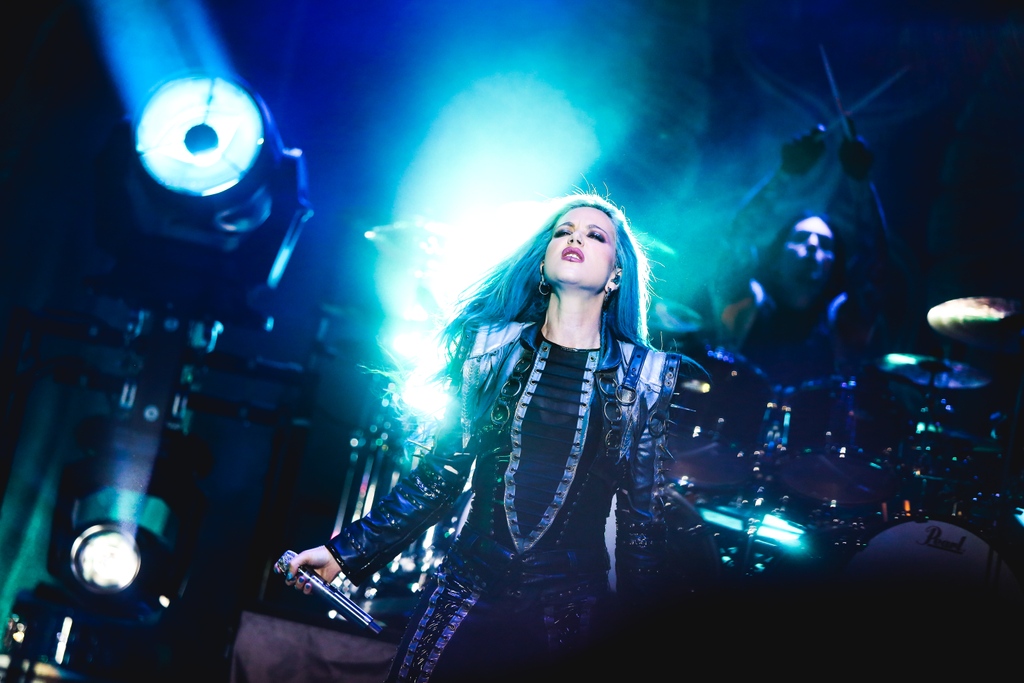 archenemymetal's tweet photo. We're halfway through the tour and it's been amazing! Thank you so much for coming  🙌🏻

Next up is Vienna, Austria 🇦🇹- are you ready? 🤘🏻
⁠
Tickets &amp; VIP: https://t.co/81Lv8wQhsd⁠

⁠📸 @timtronckoe
⁠
#ArchEnemy #Live #EuropeanTour #TheEuropeanSiege #Tour #Europe #Deceivers⁠ https://t.co/5yDO7dp3Qx