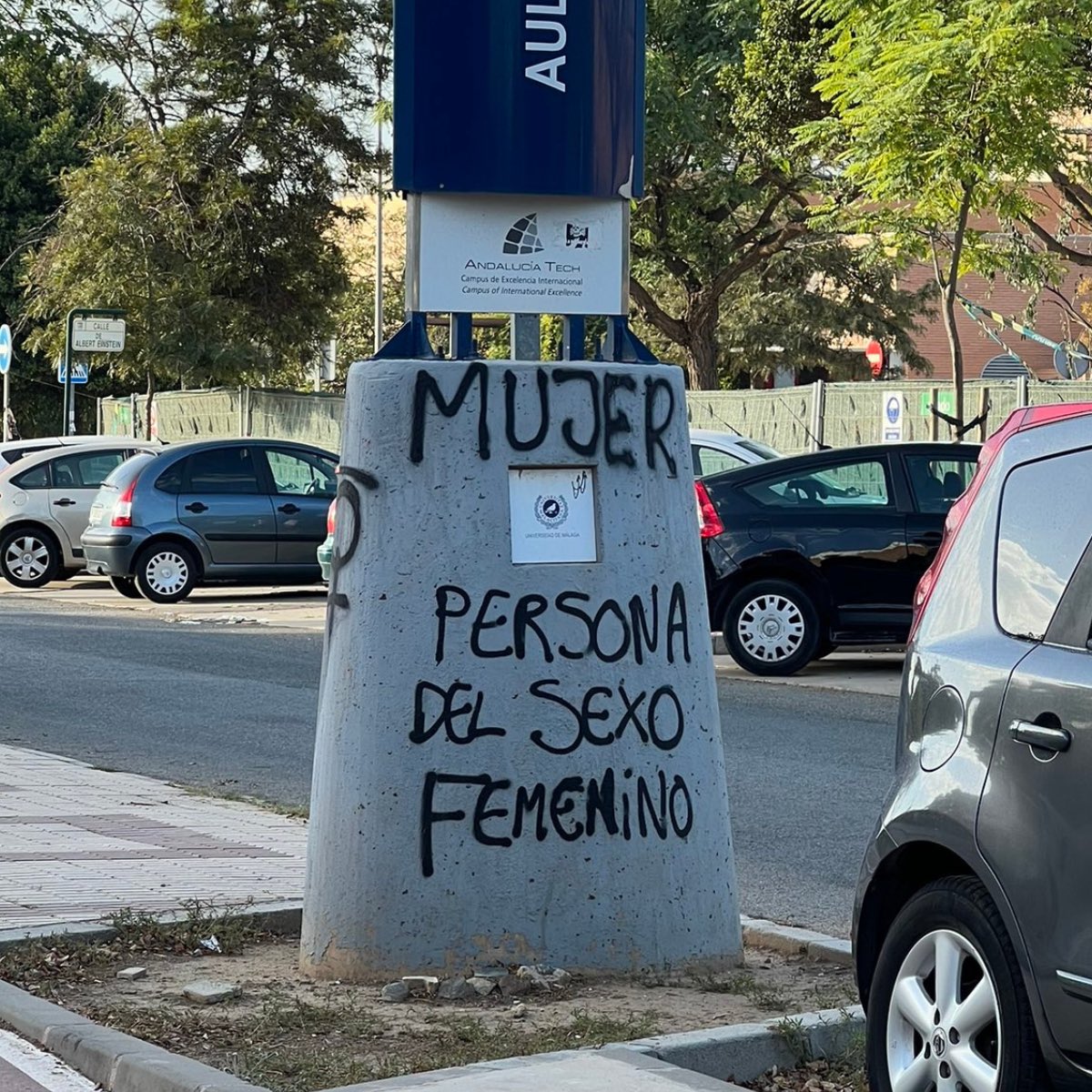obandaluz_lgbt's tweet photo. 🛑 En la Universidad de Málaga aparecen pintadas tránsfobas.
Los hechos se han puesto en conocimiento del Vicerrectorado de Igualdad, Diversidad y Acción Social y han mostrado su rechazo total ante este acto de odio #Transfobia #StopTransfobia https://t.co/iYWUgbz5vW