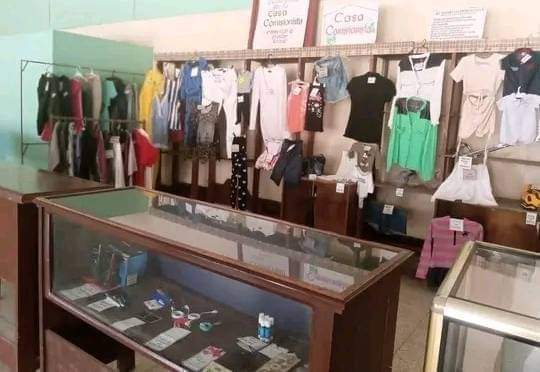 Variedad de productos brinda el Mercado Artesanal Industrial “La casa fuerte” del municipio tunero de Colombia. Con un excelente servicio, esta unidad comercializa diversos artículos como: ropa, calzados, juguetes y útiles para el hogar. 
#ComercioCuba #CubaViveYTrabaja