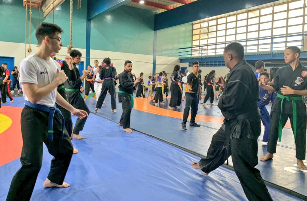 JorgePerezVEN's tweet photo. En #Caracas la @FVKENPO realizó #SuperClase para revisar técnicas de combate, figuras manos libres, figuras con armas y sistema de defensa personal.
Unificando criterios entre clubes, del avance diario de nuestro Arte Marcial y su estudio científico.
¡Arriba el Kenpo!✊🏻🇻🇪🥋 https://t.co/udHGUPJ67j
