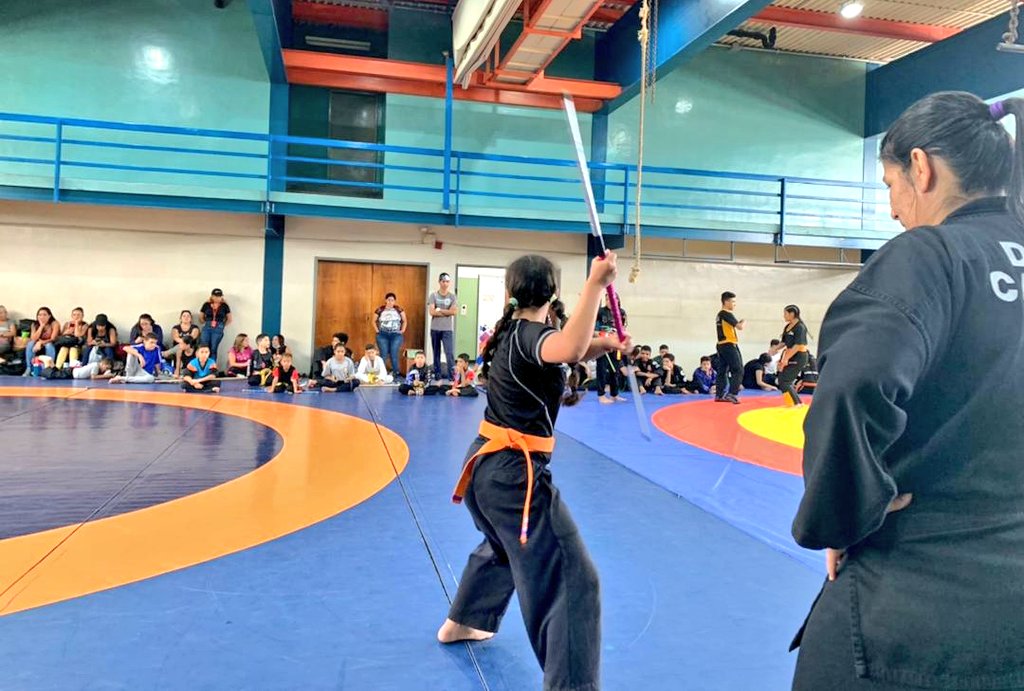 JorgePerezVEN's tweet photo. En #Caracas la @FVKENPO realizó #SuperClase para revisar técnicas de combate, figuras manos libres, figuras con armas y sistema de defensa personal.
Unificando criterios entre clubes, del avance diario de nuestro Arte Marcial y su estudio científico.
¡Arriba el Kenpo!✊🏻🇻🇪🥋 https://t.co/udHGUPJ67j