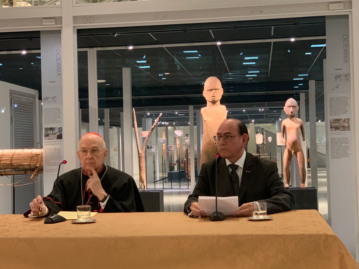 CancilleriaPeru's tweet photo. El Canciller @CesarLanda0 suscribió hoy con el Pdte. de la Gobernación del Estado de la Ciudad del Vaticano, Card. Fernando Vergez, un Acta por la que se acuerda la repatriación de tres momias de origen peruano, que se encontraban custodiadas en los Museos Vaticanos desde 1925. https://t.co/5bVyGcH8Bs