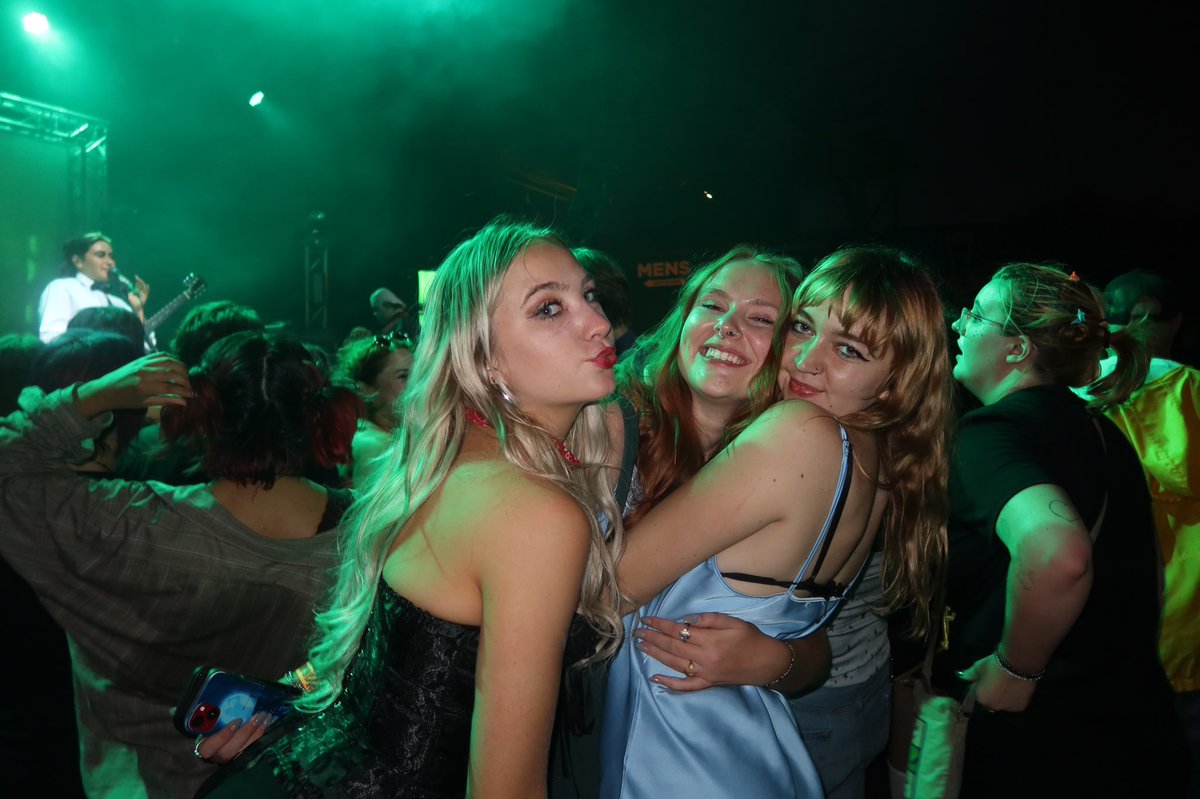 mar (big music girl) tweet media