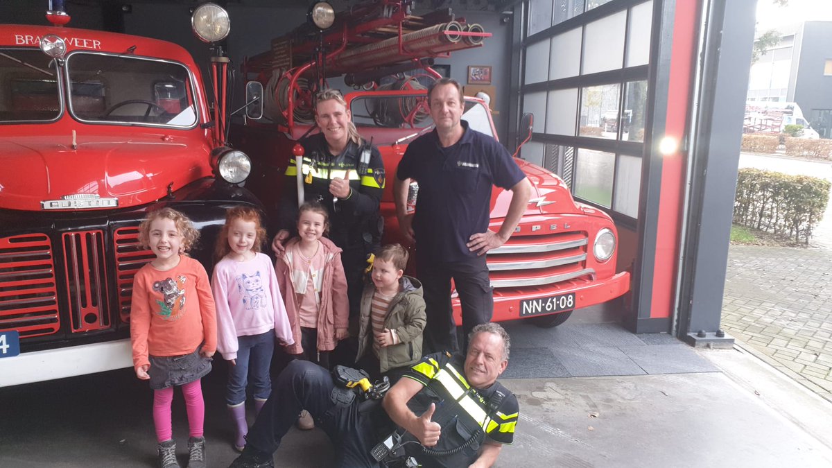WA_Berkel's tweet photo. Vandaag waren de #winnaars van de prijsvraag te gast op het #politiebureau #brandweer #ambulance. Prijs hadden ze gewonnen op de #veiligheidsdag van @BerkelCentrum @Lansingerland Het was een feestje https://t.co/3EWXq8LuJy