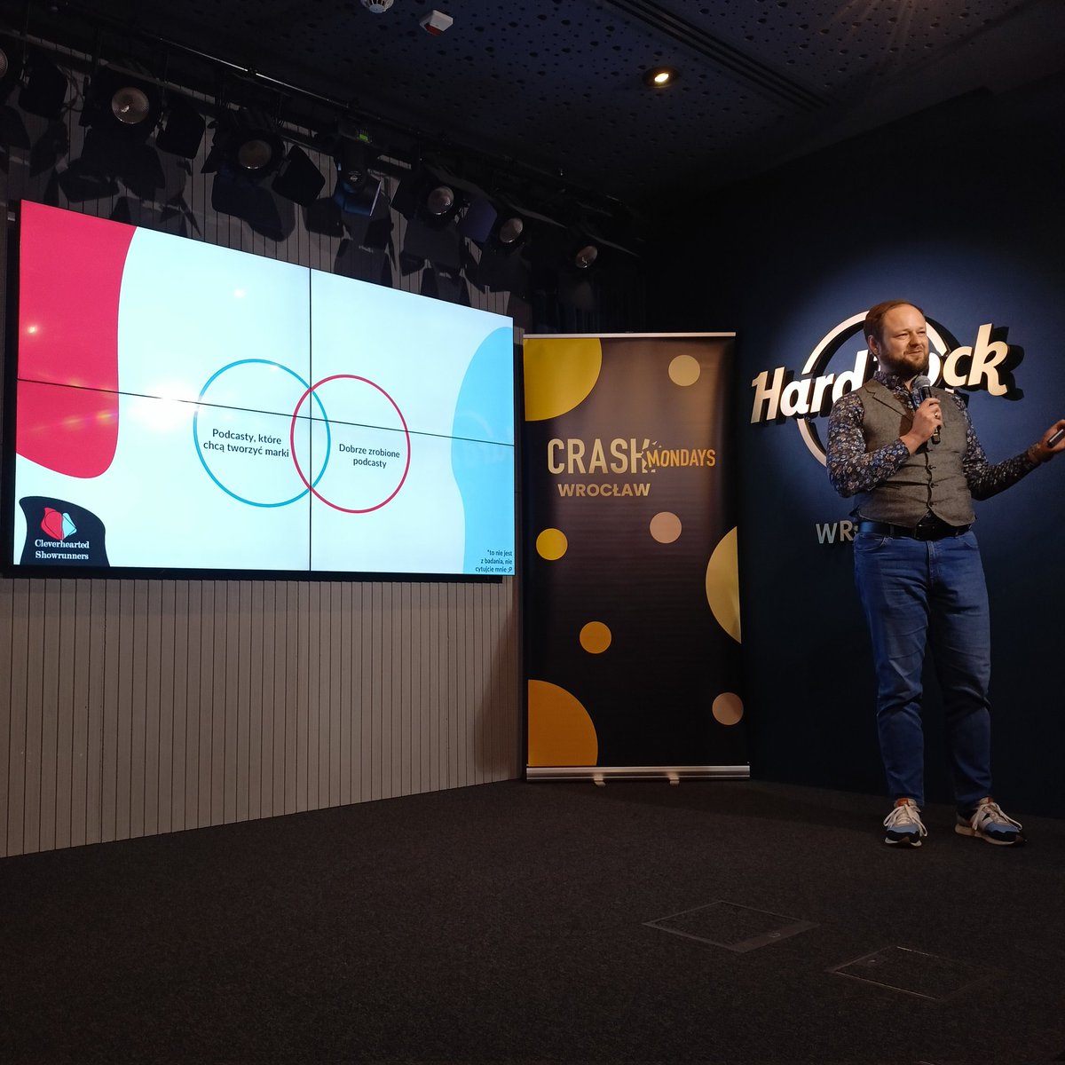 #wroclaw 

Człowiek, który o podcastach wie wszystko - Michał Kasprzyk z agencji Cleverhearted Showrunners jest już na naszej scenie! 

#podcast <a href="/HardRock/">Hard Rock Cafe</a>