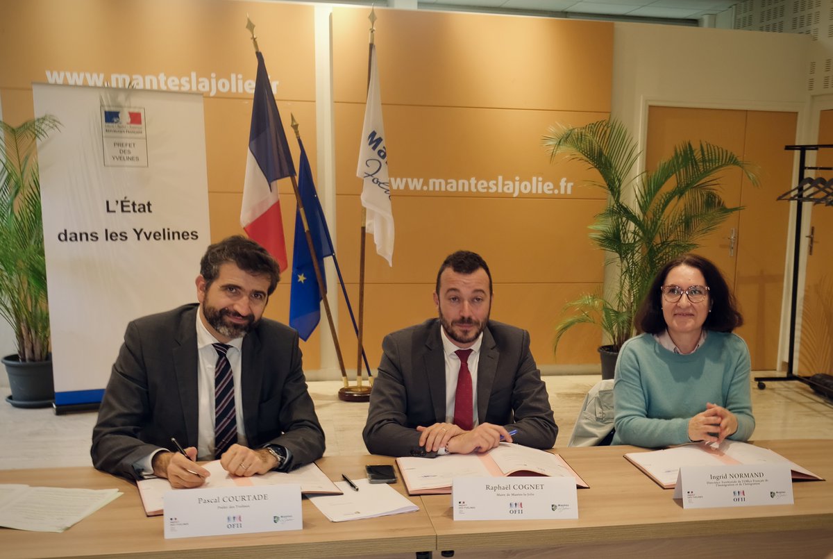 Prefet78's tweet photo. #SemainedelIntegration
Pascal Courtade, préfet délégué à l'égalité des chances, @raphaelcognet, maire de @ManteslaJolie_ et Ingrid Normand, directrice territoriale de l'@OFII_France ont signé le premier Projet territorial d'accueil et d'intégration.
👉https://t.co/Fo1Sn97JNy https://t.co/c7L2thl4nN