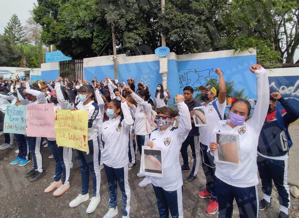 elsurdeguerrero's tweet photo. 🔹 Suspenden clases normalistas de #Guerrero en rechazo a la represión contra el #FUNPEG
#Chilpancingo https://t.co/z1qHK3dRHw https://t.co/NSBmNi962H