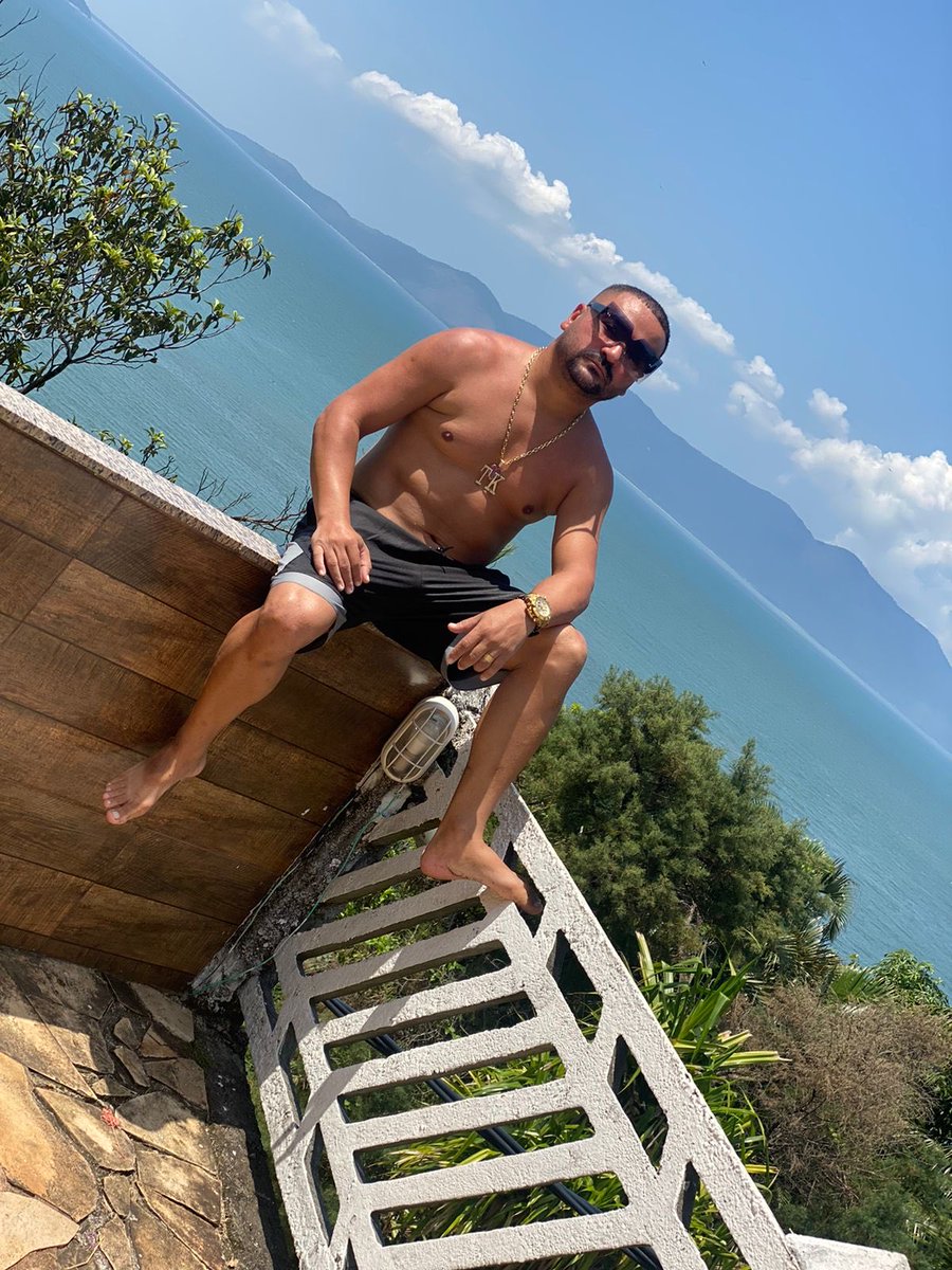 Hj completo mais um ano de vida, e só por isso já tenho muitas razões para sorrir e celebrar. Q Deus me conceda a bênção de completar muitos mais! E assim compartilhar da maravilhosa dádiva q é a vida ao lado dos q são importantes para mim e vivem no meu coração.🎉🧊🥃