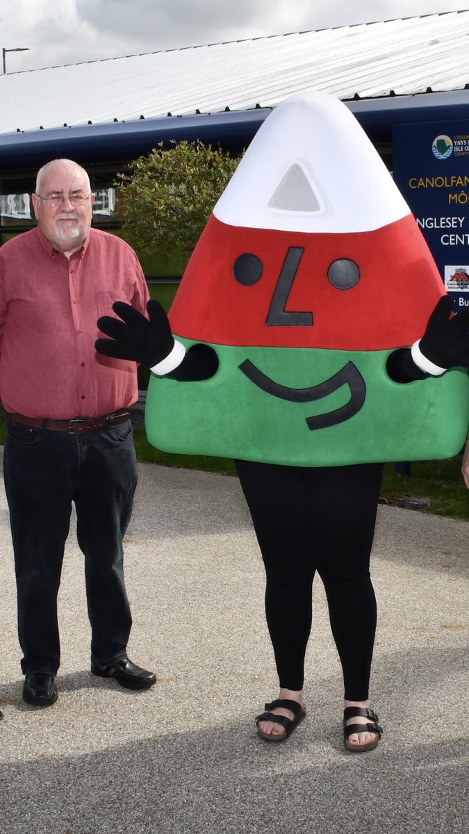 Mr Urdd wears Birkenstocks.