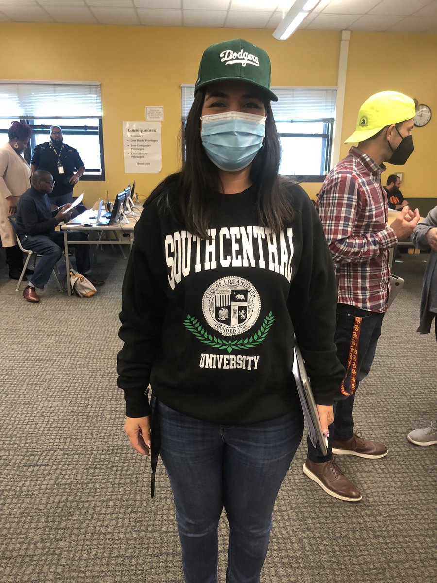 What a great way to show off some DigCit pride with Hawkins staff wearing Spirit Hats for #MindfulMonday around social media posts. <a href="/LAUSDSup/">Alberto M. Carvalho</a> @ITI_LAUSD <a href="/LASchools/">Los Angeles Unified</a>