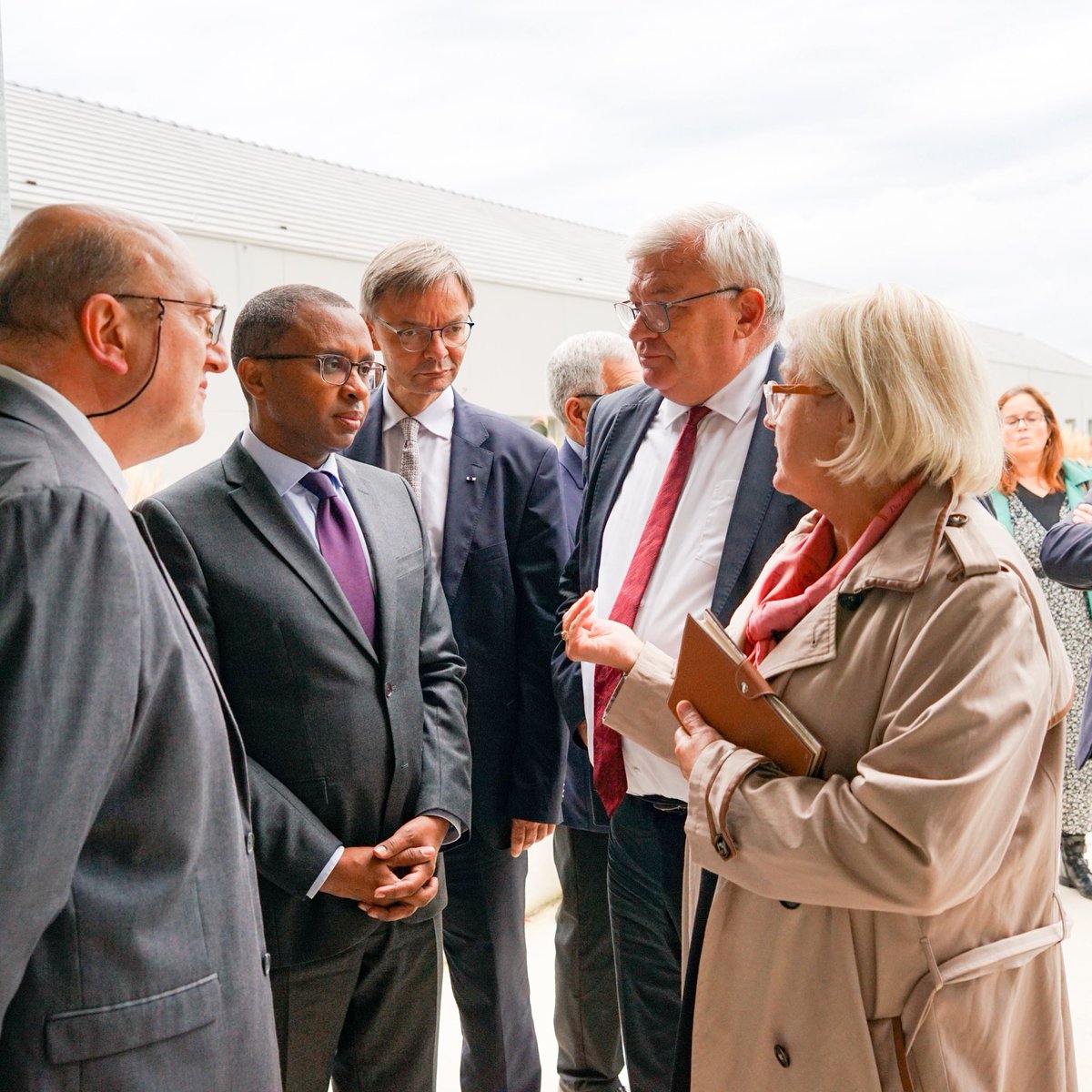 GrandReims's tweet photo. Visite dans le #GrandReims, au collège de #Pontfaverger Moronvilliers du Ministre de l'Éducation nationale et de la Jeunesse, @PapNdiaye. L'occasion pour le Ministre de rencontrer et d'échanger avec les professeurs, élèves et les autorités et élus du #territoire. https://t.co/MgC6uhibio