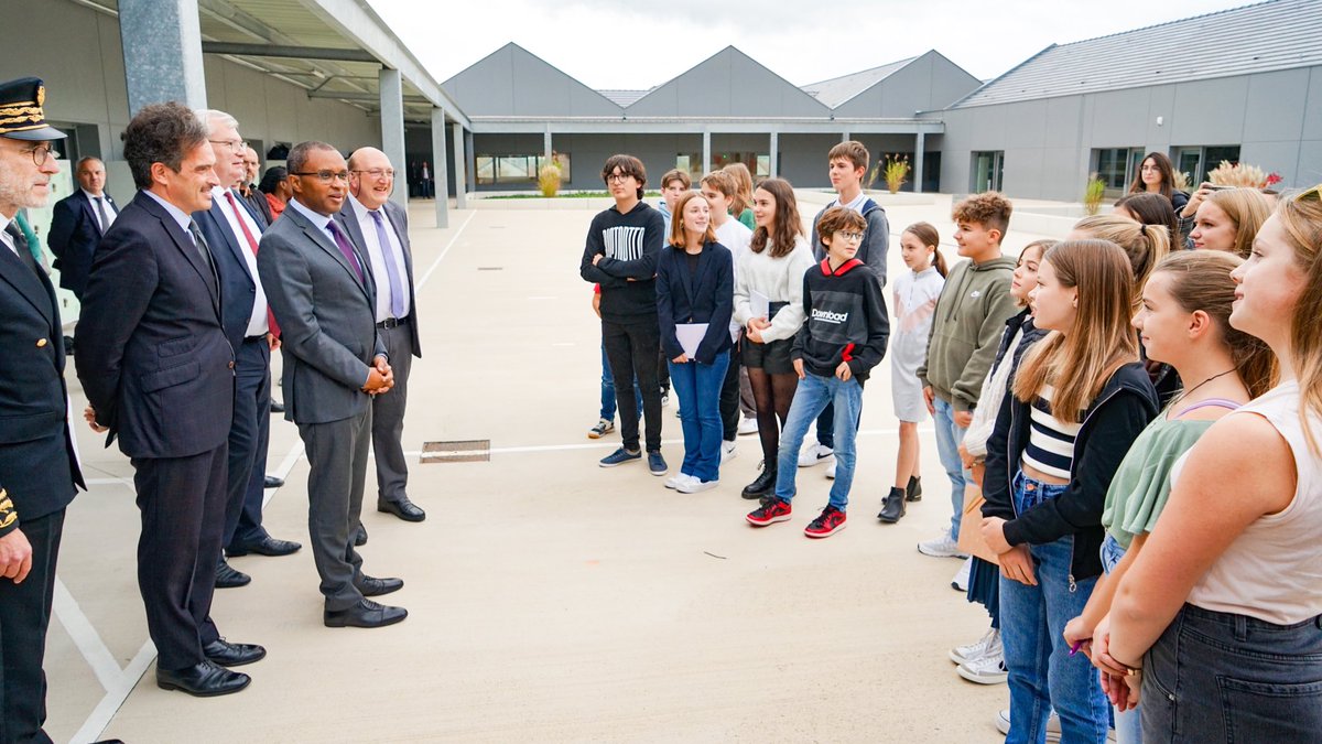 GrandReims's tweet photo. Visite dans le #GrandReims, au collège de #Pontfaverger Moronvilliers du Ministre de l'Éducation nationale et de la Jeunesse, @PapNdiaye. L'occasion pour le Ministre de rencontrer et d'échanger avec les professeurs, élèves et les autorités et élus du #territoire. https://t.co/MgC6uhibio