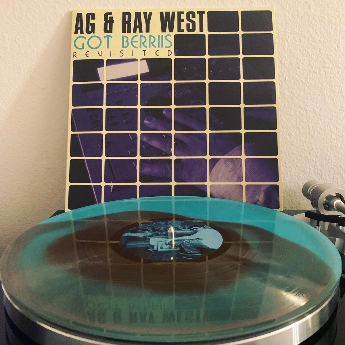 hiphopgods's tweet photo. AG & Ray West
Got Berriis (Revisited) on electric blue vinyl with bonus transparent green 7”
((Limited edtion: 015 / 500))
#limitededition #vinyl #tuffkong #records #redapples #fortyfive #gotberriis #revisited #ag #raywest #hiphopgods https://t.co/MI8wcvX7vd