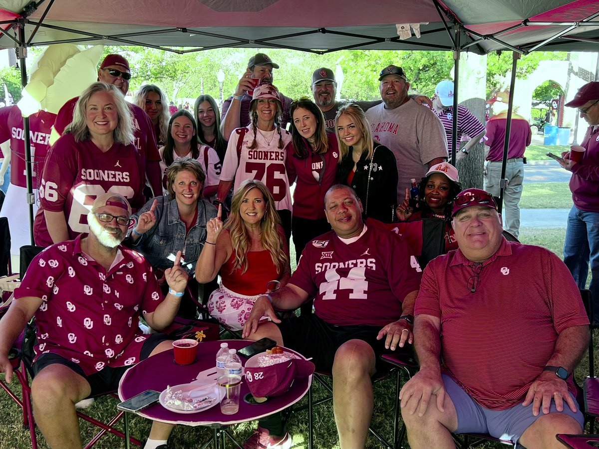 soonerceo17's tweet photo. Fun crew for breakfast! #congel #stuttsman #gilliam #raym #notsurewhoelse https://t.co/bTXZ1L824c