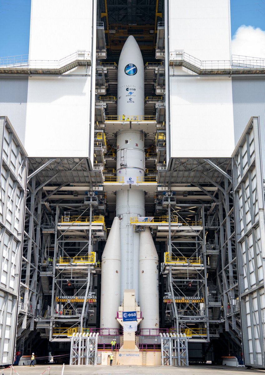 Voici la première #Ariane6 totalement assemblée !
