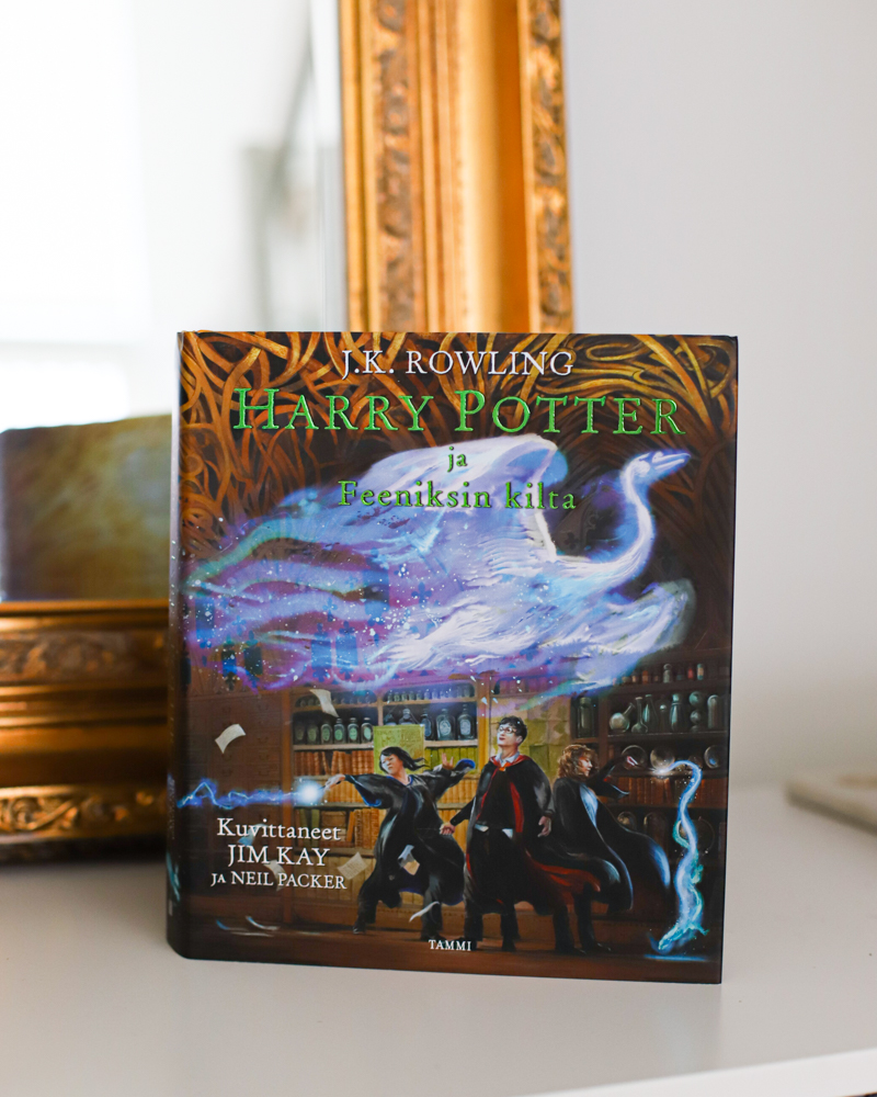 TammiKirjat's tweet photo. Harry Potter -sarjan viides ja mittavin osa Jim Kayn ja Neil Packerin upeasti kuvittamana juhlalaitoksena 😍📖.
Nyt kaupoissa 🌟👏!
#HarryPotterjafeeniksinkilta #JimKay #NeilPacker #TAMMIkirjat #JaanaKapariJatta #JKRowling https://t.co/EvuRWq8v96