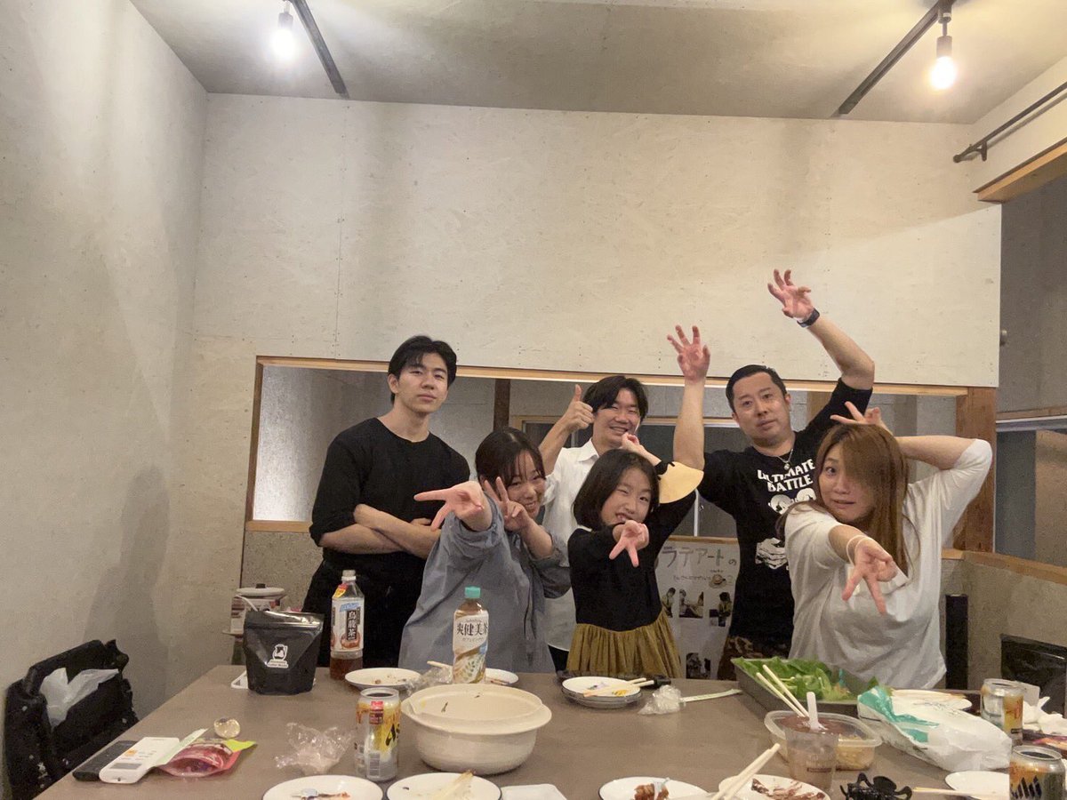 actrium1's tweet photo. 本日、とてもとても嬉しいことに、お世話になっている、#AlternativeCoffeeWorks でちょっと早い誕生日を祝って頂きました!!🎂
着替え終わったら料理やプレゼントが😭
めちゃんこ嬉しかったです!!✨😆
店長の娘さん、ゆなちゃんが作ってくれたケーキ、皆様から頂いたプレゼントでございます!✨ https://t.co/PcJqOj4TRv