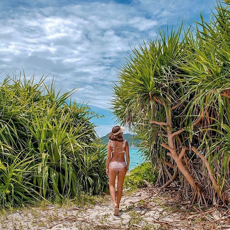 TravelleyUk's tweet photo. Where will you spend your upcoming vacation?✈️

#maldives #maldivesresorts #luxurylifestyle #kuredu #luxuryholiday #floatingbreakfast #travel #holiday #instagood #instagram #instareels #tbt #reels #couplegoals #goodvibes #photography #cinematography @TravelleyUk https://t.co/9ve8LzVUWe