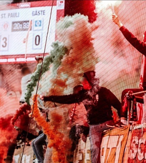 FcspChania's tweet photo. 1 picture = 1000 words !!!
#fcsp #fcsphsv #Derbysieger #stadtmeister #hamburgistbraunweiss #sudkurve #millerntor #usp #nopyronoparty #pyroisnotacrime #diffidaticonnoi https://t.co/kL3Dt0cefJ