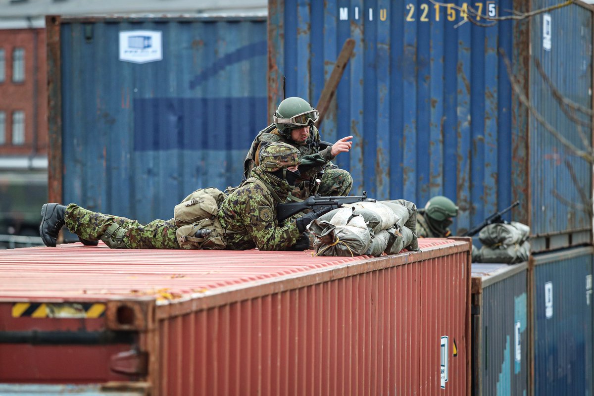 Gesichert: Der militärische Hafen in Tallinn wurde heute von 🇩🇪 und 🇪🇪 Schutzkräften gemeinsam übernommen - @deutschemarine @Team_Luftwaffe und @Kaitsevagi tauschen sich aus bei #BalticTiger22 #StrongerTogether @GermanyNATO