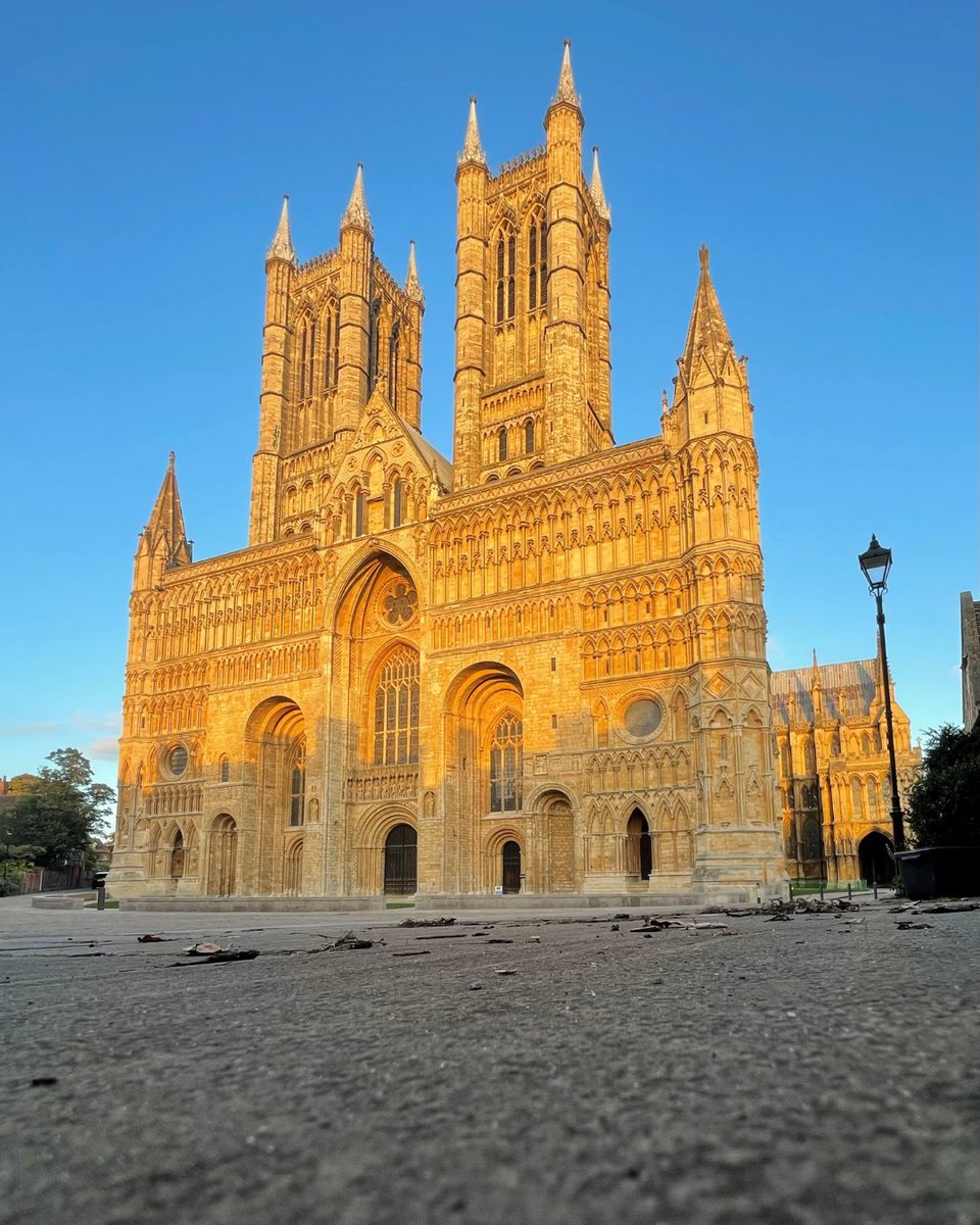 There's that golden glow again ☀️🌙✨

#lincolncathedral