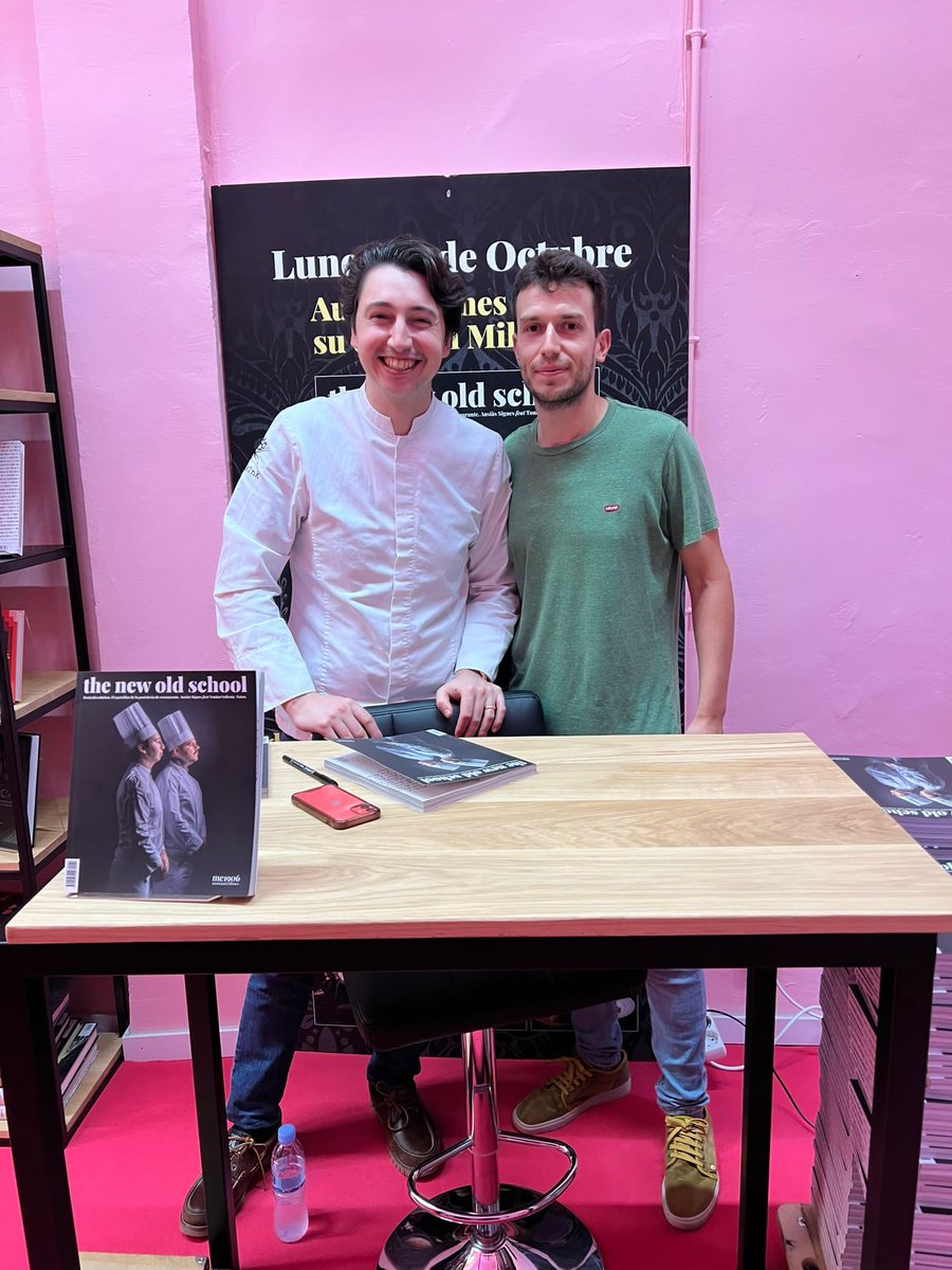 🌸milhojas🌸 (@milhojas_bcn) on Twitter photo ¡Visita de Carlos! Ya tiene su ejemplar de #TheNewOldSchool firmado por Ausias Signes 💖
📓 libreriagastronomica.com/products/692
<a href="/TatauB/">Tatau</a> <a href="/PastryRev/">PãstryRevolution</a> <a href="/Montagud1906/">MONTAGUD EDITORES</a> ¡Visita de Carlos! Ya tiene su ejemplar de #TheNewOldSchool firmado por Ausias Signes 💖
📓 libreriagastronomica.com/products/692
<a href="/TatauB/">Tatau</a> <a href="/PastryRev/">PãstryRevolution</a> <a href="/Montagud1906/">MONTAGUD EDITORES</a>