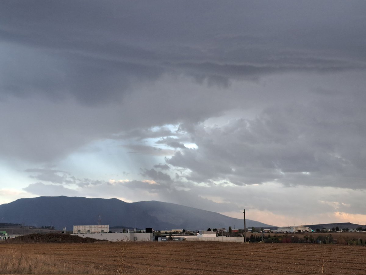 Noainmeteo's tweet photo. Chubasco nuevo que acaba de gestarse en la sierra de #Alaiz. https://t.co/llT3USheGB