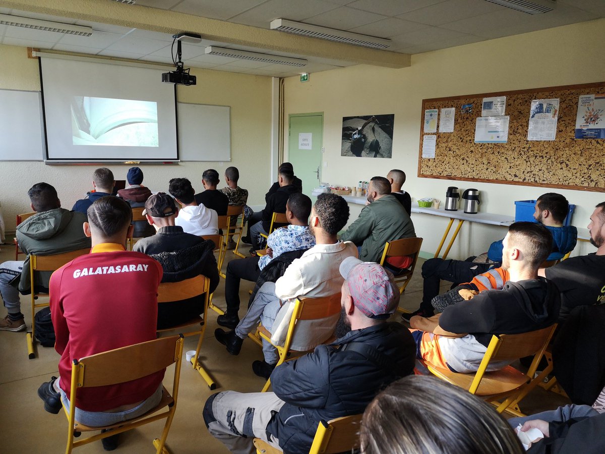 #SEMBAT Découverte des metiers du TP avec @poleemploi_bfc et le CFPPA La Barotte, simulateur, visite du chantier de manoeuvres. Une belle réussite. #Formation #BTP