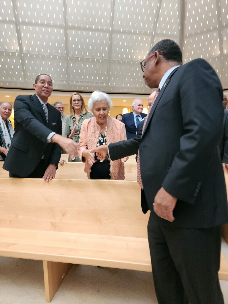XULApres's tweet photo. On Saturday, we celebrated our 10-year anniversary for the @XULA1925βs chapel.
Celebrating a decade of devotion, the chapel has became home to many events, including daily mass. We look forward to the next decade of devotion!
#DecadeOfDevotion
ππΎ https://t.co/IvsKBmX8LK