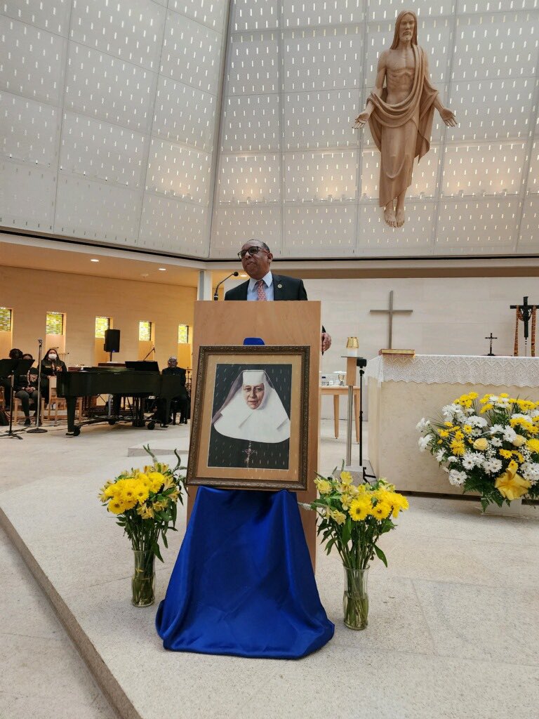 XULApres's tweet photo. On Saturday, we celebrated our 10-year anniversary for the @XULA1925βs chapel.
Celebrating a decade of devotion, the chapel has became home to many events, including daily mass. We look forward to the next decade of devotion!
#DecadeOfDevotion
ππΎ https://t.co/IvsKBmX8LK
