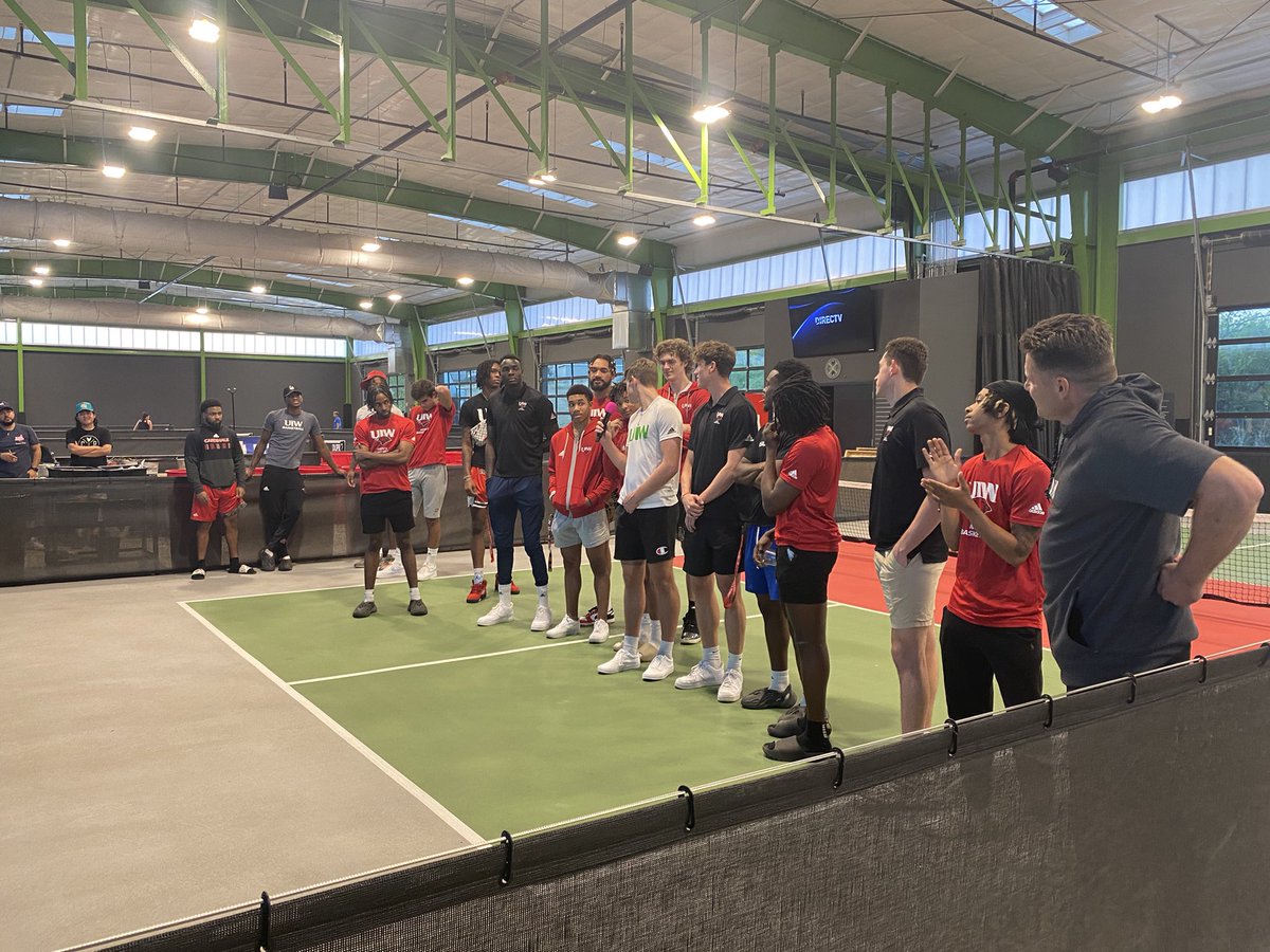 UIWMBB's tweet image. Amazing time at our team tip off event at @ChickenNPickle!! Thank you to all the sponsors!! #WordUp