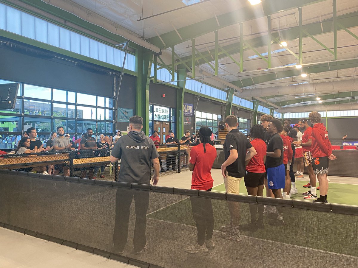 UIWMBB's tweet image. Amazing time at our team tip off event at @ChickenNPickle!! Thank you to all the sponsors!! #WordUp