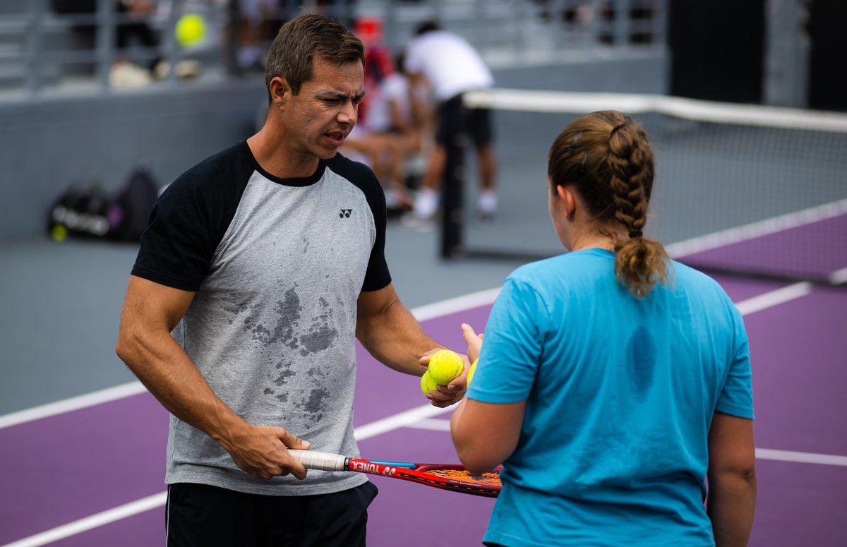 WTA_insider's tweet image. Spotted @WTAGuadalajara practice courts:

Dmitry Tursunov and Belinda Bencic. 

Sascha Bajin and Jelena Ostapenko.