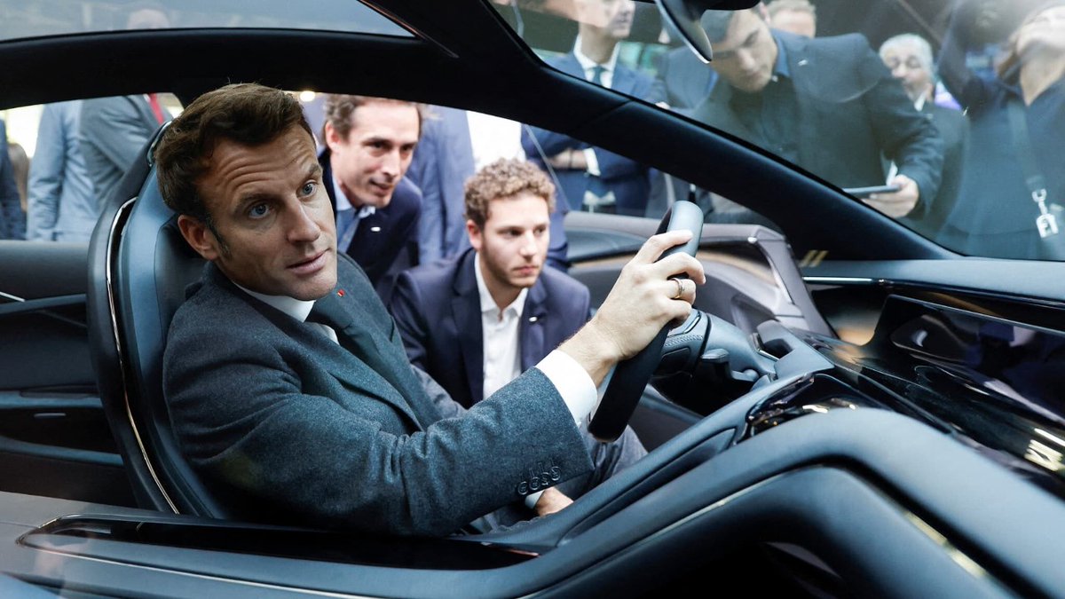 Le Président <a href="/EmmanuelMacron/">Emmanuel Macron</a>, au volant de l'Hopium Māchina.
17.10.22