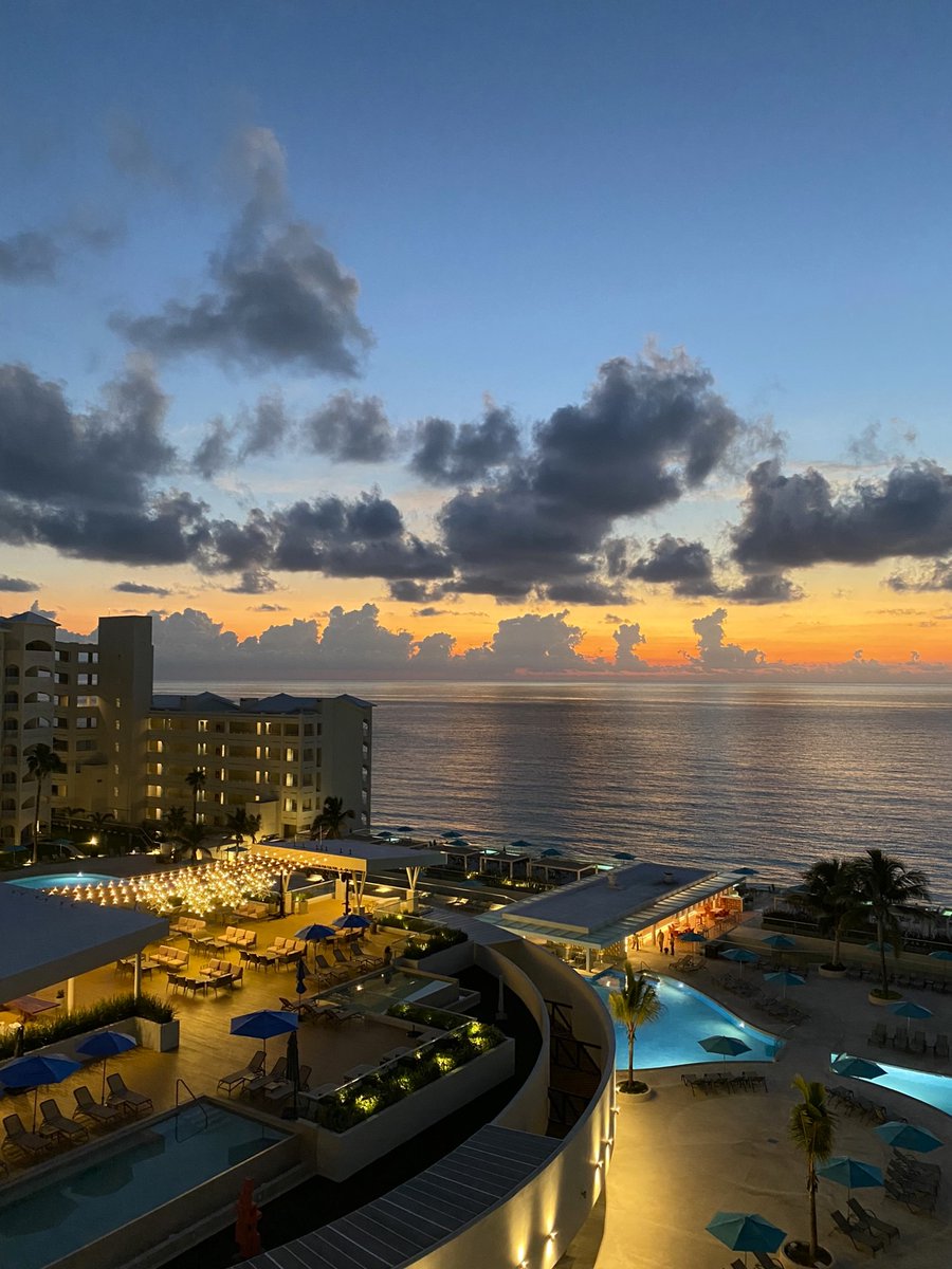 Unlimited stunning views from your balcony at Royal Resorts 🌅

Do you know where is this sunrise? 

#MondayMorning
.
.
.
#RoyalResorts #Cancun #PlayaDelCarmen #Mexico #MexicanCaribbean #CaribeMexicano #Travel #Resort #Beach #Sunrise #Morning #Sea #RoyalUno #DiscoverRoyalUno