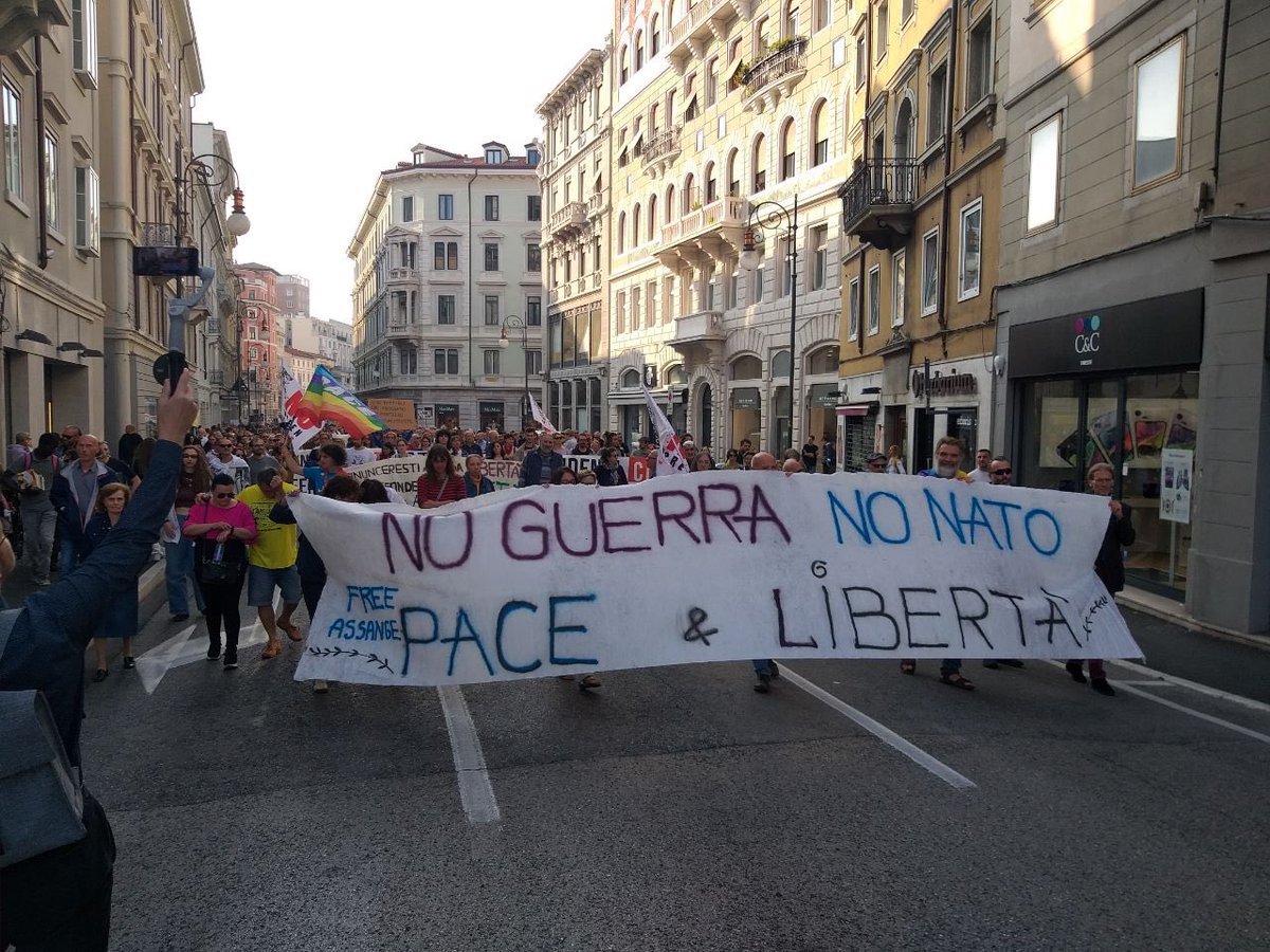 studentinogpUD's tweet photo. Il 15 ottobre 2021 venne imposto il #GreenPass nei luoghi di lavoro. Da quel dì parti la protesta nel porto di Trieste contro tale legge. Nel anniversario ti tale abominio siamo ritornati a Trieste per rimarcare la contrarietà al #GP, alla #NATO. Siamo vicini a #JullianAssange https://t.co/5iiT4pwpmh