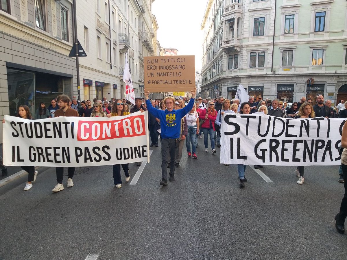 studentinogpUD's tweet photo. Il 15 ottobre 2021 venne imposto il #GreenPass nei luoghi di lavoro. Da quel dì parti la protesta nel porto di Trieste contro tale legge. Nel anniversario ti tale abominio siamo ritornati a Trieste per rimarcare la contrarietà al #GP, alla #NATO. Siamo vicini a #JullianAssange https://t.co/5iiT4pwpmh