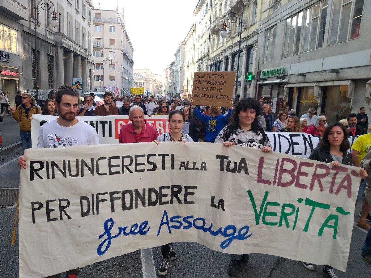 studentinogpUD's tweet photo. Il 15 ottobre 2021 venne imposto il #GreenPass nei luoghi di lavoro. Da quel dì parti la protesta nel porto di Trieste contro tale legge. Nel anniversario ti tale abominio siamo ritornati a Trieste per rimarcare la contrarietà al #GP, alla #NATO. Siamo vicini a #JullianAssange https://t.co/5iiT4pwpmh