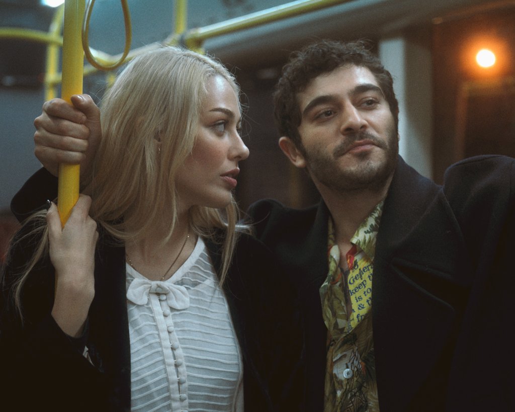cottagecore_grl's tweet photo. " it's all in the eyes Chico 👀" 

#kal #BurakDeniz #dilancicekdeniz #dilbur #NetflixTurkiye #Netflix https://t.co/3vLxlcUlTY