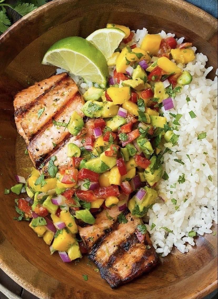 LaNutriologaWeb's tweet photo. -1 filete de salmón asado 
-Pico de gallo de mango : cebolla morada, tomate , Chile serrano,. Mango picado , cilantro , 2 reb de aguacate en cubos , pizca de sal y jugo de limón 
-1/2 tz de arroz cocido https://t.co/XT9OscpVKq