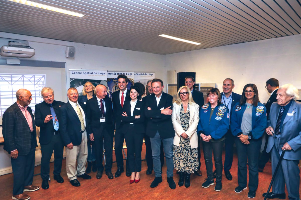 UniversiteLiege's tweet image. Pleased to welcome astronauts Dirk Frimout @cboldenjr @RobertThirsk @Astro_Nicole @ReinholdEwald and colleagues at #ULiège to start the #BelgianSpaceWeek 🤩 Great talks with students and professionals about their great journeys in space and the scientific projects in Belgium🚀