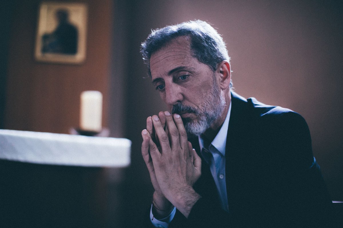 abbeamar's tweet photo. Grâce à @sajedistrib j'ai pu voir le nouveau film de @gadelmaleh « Reste un peu » qui sort en salle le 16 novembre. C'est un OVNI à plus d’un titre. Et qui justifie ce thread, si vous le voulez bien : https://t.co/IIhBxt9tsD