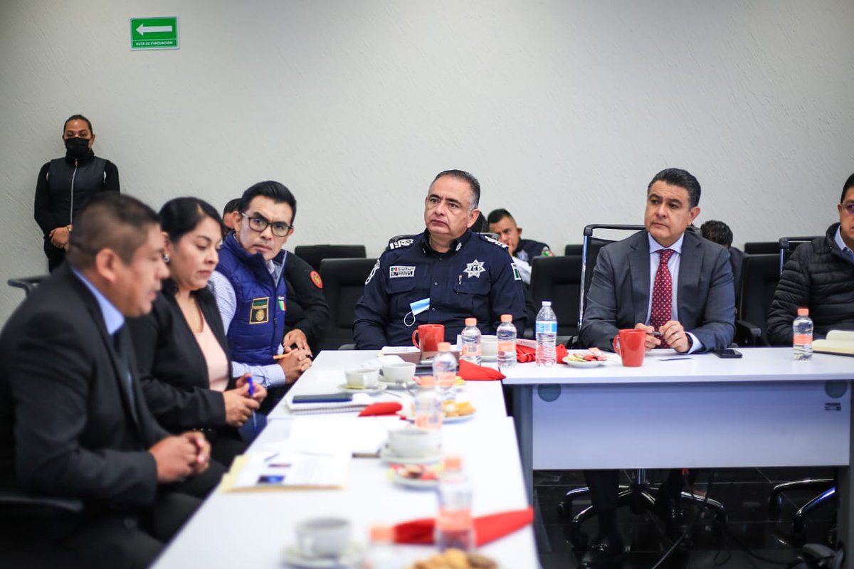 Estoy convencido de que trabajando en equipo logramos grandes resultados, es por ello que llevamos a cabo la Mesa de Coordinación para la Construcción de la Paz, en la que damos seguimiento a las estrategias implementadas para garantizar seguridad a las familias tlalnepantlenses.