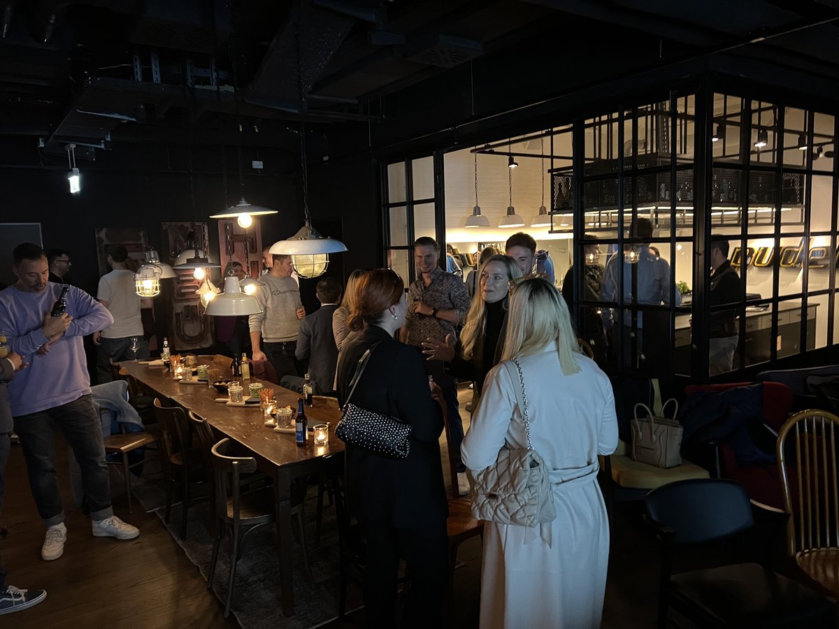 carstenrossi's tweet photo. @KammannRossi ist heute Drinks Sponsor beim @Meta_Monday in Düsseldorf. Ich sag was zu #Metaverse und #Sustainability. 

Die Runde hier erinnert mich irgendwie stark an den #twittwoch 😎 https://t.co/PX5uHQflxi