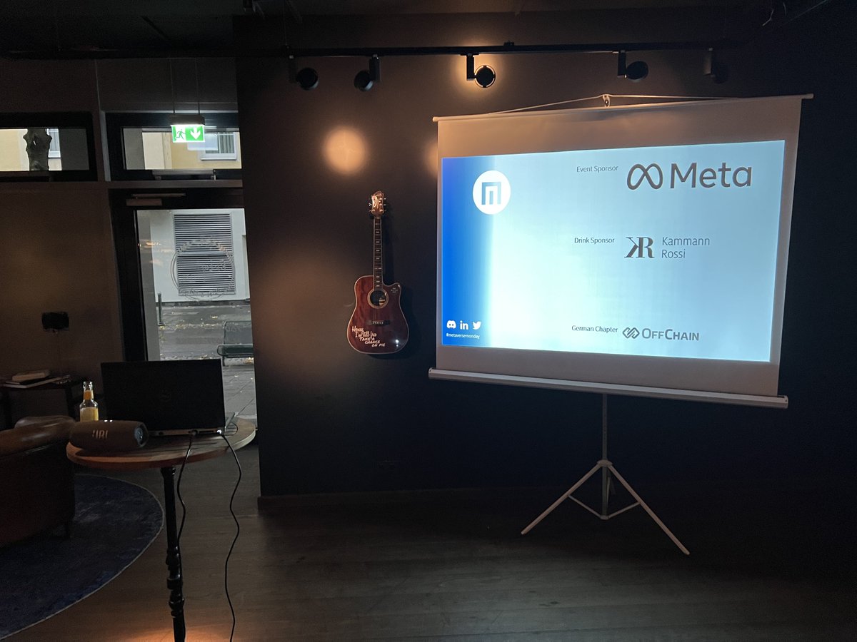 carstenrossi's tweet photo. @KammannRossi ist heute Drinks Sponsor beim @Meta_Monday in Düsseldorf. Ich sag was zu #Metaverse und #Sustainability. 

Die Runde hier erinnert mich irgendwie stark an den #twittwoch 😎 https://t.co/PX5uHQflxi