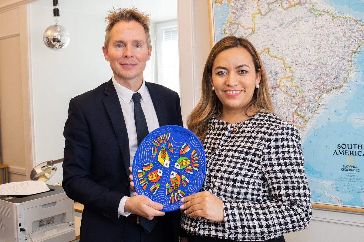 PattyNGodinez's tweet photo. Sostuve una reunión con el Director Adjunto del Departamento de las Américas del @SweMFA, Pontus Rosenberg, con quien discutimos la perspectiva de la cooperación bilateral entre El Salvador y Suecia en el marco de la formación de un nuevo Gobierno Sueco. 🤝 https://t.co/Dg1SPf1ZPZ