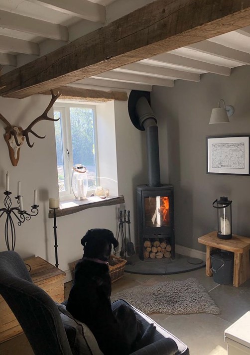 ConturaStoves's tweet photo. A captivated audience in @my_yorkshire_barn's cosy living room. The glowing flames of a Contura stove are nothing short of mesmerizing โ clearly! ๐ถโจ
#contura #cosyology #conturastoves #autumndogs #readingbythefire #logcabin #dogbythefire #woodstovelife #woodstoveseason https://t.co/2GLcqmNQNN