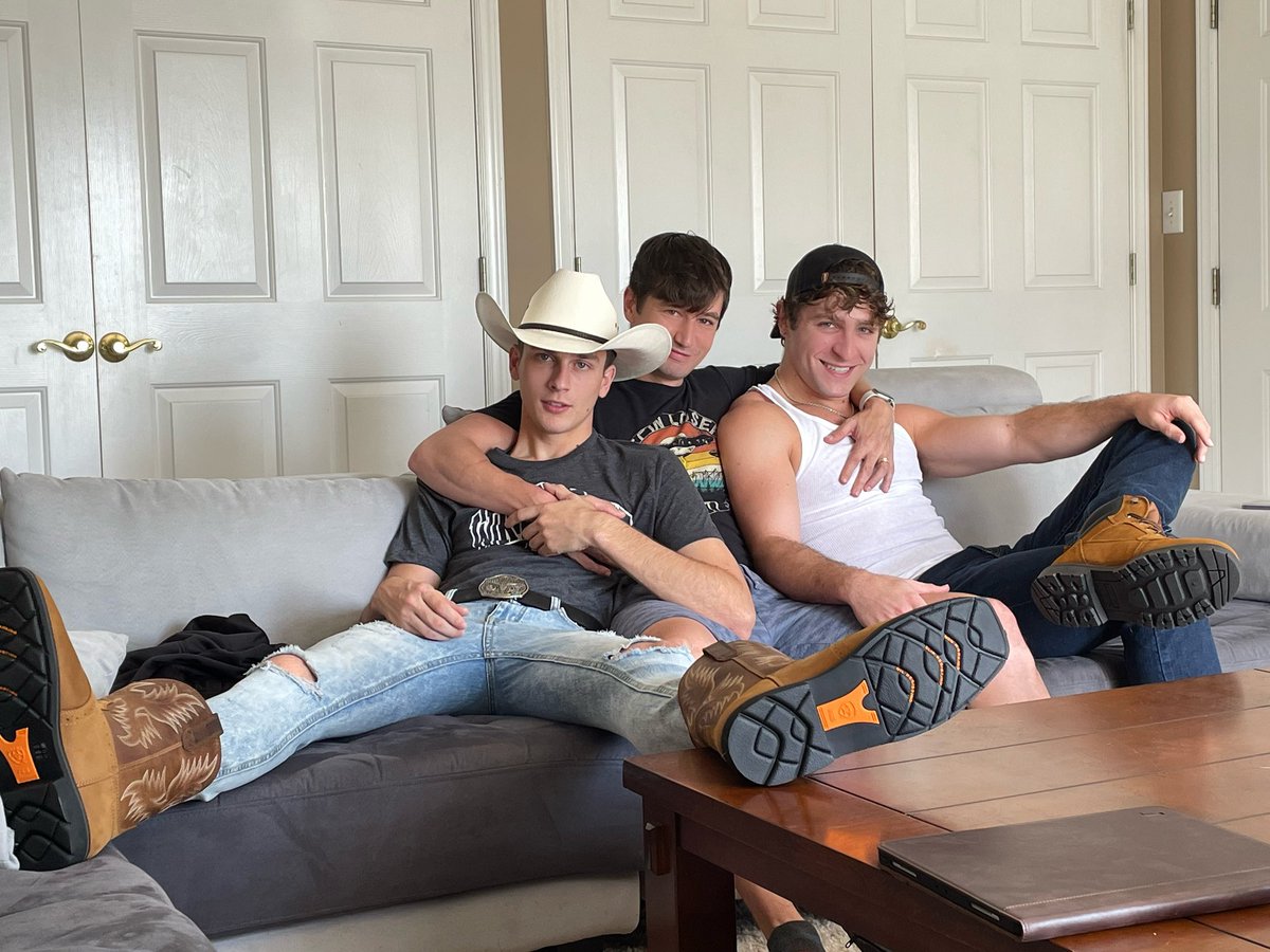 Colby Chambers (158K)👉18+👈 on Twitter "Had to get between these two